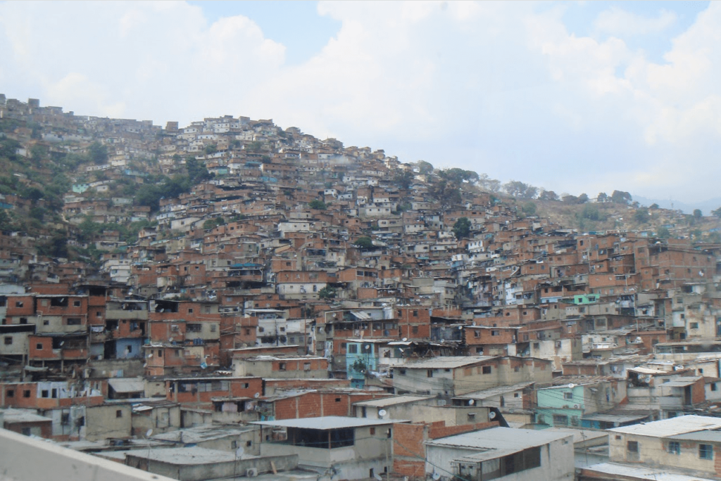 ベネズエラにて、急斜面に住宅が密集している