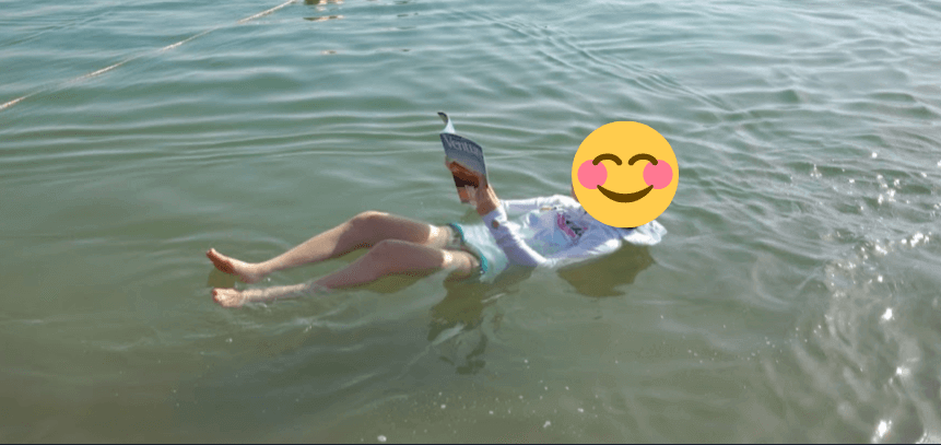 死海で本を読みながら浮いている